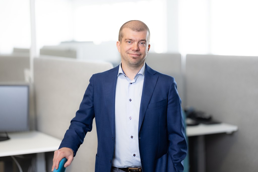 HUB logistics Anssi Tura smiling to camera and telling that value-added services are an integral part of logistics. 