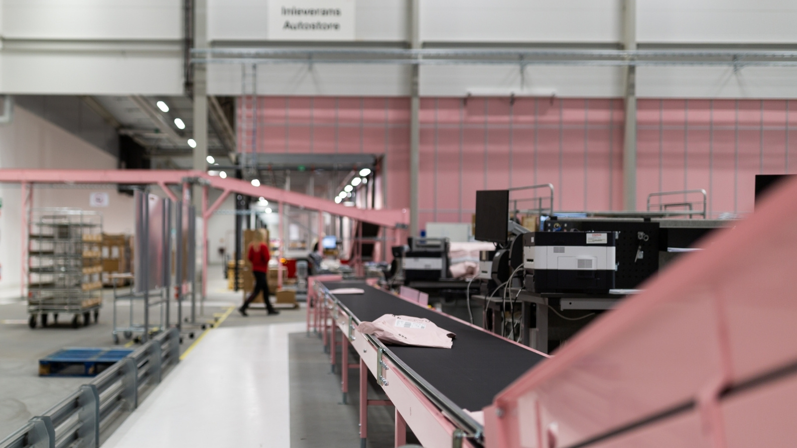 Logent employee working in warehouse in Borås Sweden