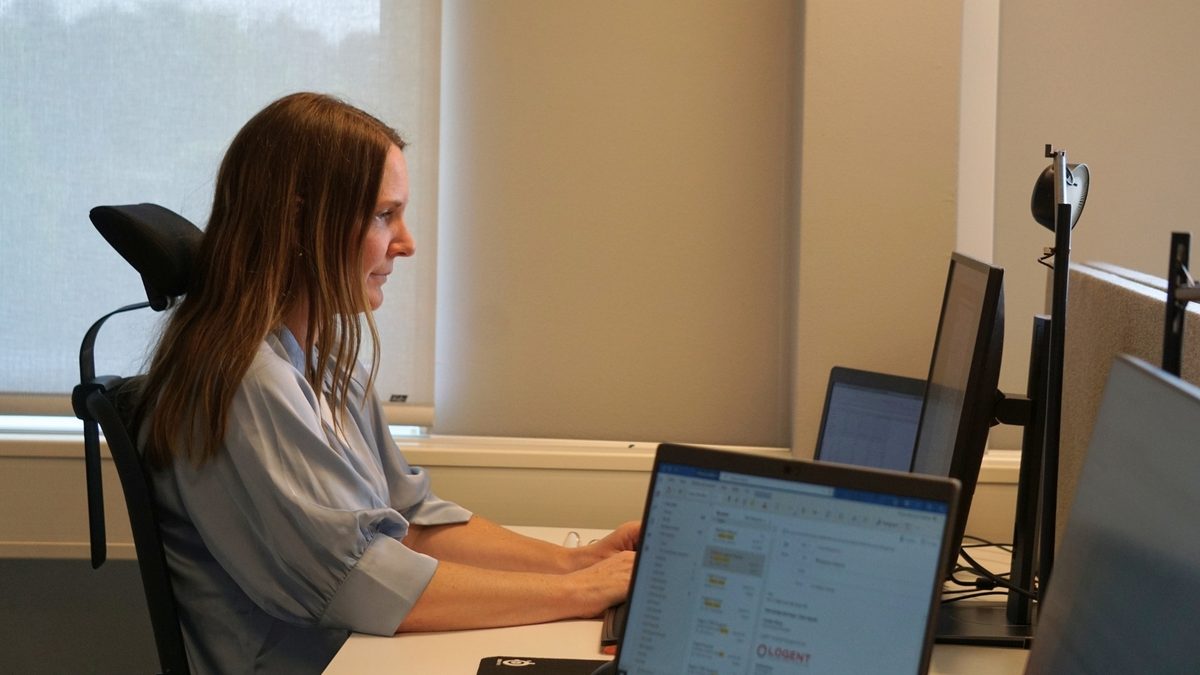Supply chain-specialist på Logent arbetar vid en datorskärm på kontoret
