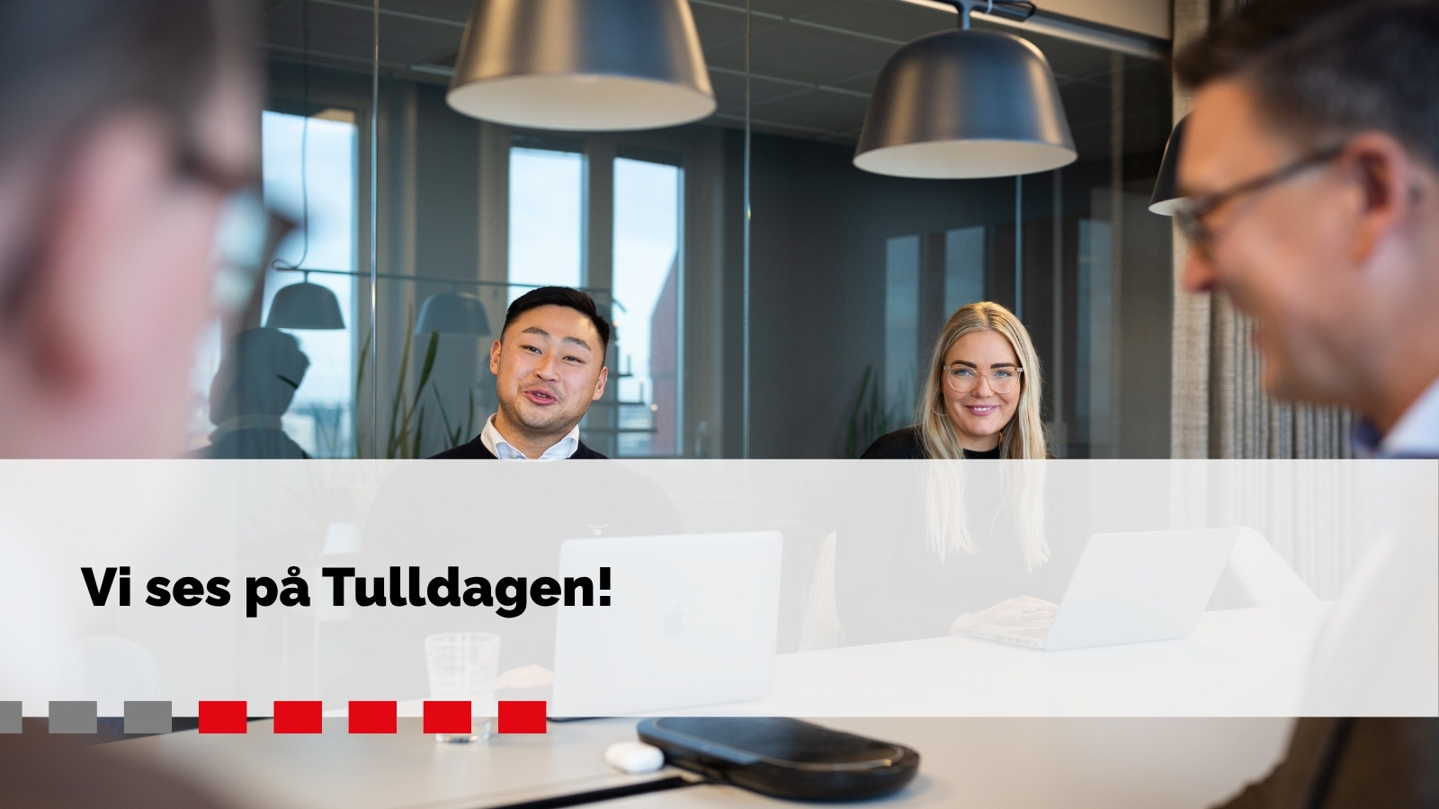 Logent-medarbetare i samtal på kontoret – vi ses på Tulldagen 2026
